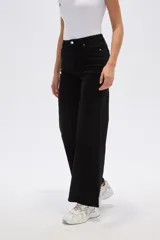 Pantalón de jean negro, de corte ancho y tiro alto.
