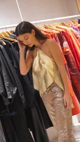 Top dorado de cuero con espalda de lino, corte irregular y cuello halter con detalle de caballito.