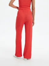 Pantalón palazzo rojo con textura arrugada y cintura elástica.