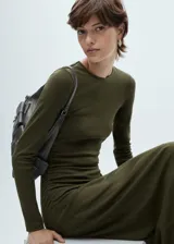 Vestido midi verde oliva de tejido elástico, corte entallado y manga larga.
