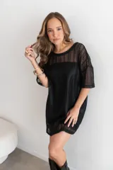 Remerón de viscosa con tejido de red calada.