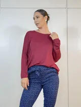 Buzo amplio de lanilla color bordo, con terminación en puños y dobladillo.