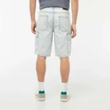 Bermudas de jean celeste con múltiples bolsillos cargo.