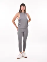 Musculosa gris de corte holgado con sisas amplias.