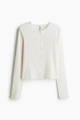 Saco color blanco hueso de punto pointelle suave, entallado, con cuello redondo y abotonadura frontal.