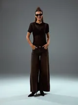 Pantalón negro de corte ancho.