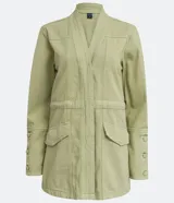 Campera parka color verde claro, de corte holgado, con cuello en V, bolsillos delanteros y puños abotonados.