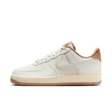 Championes Nike Air Force 1 07 Lv8, color blanco con detalles en beige.