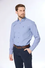 Camisa de manga larga celeste con estampado de cuadros pequeños, corte slim fit, cuello clásico y bolsillo en el pecho. Confeccionada en algodón.