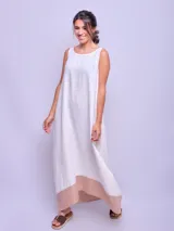 Vestido largo sin mangas color beige con ruedo verde, de corte amplio y estilo casual.