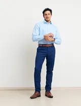 Camisa blanca de vestir, de corte clásico y manga larga.