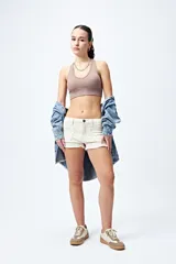 Top deportivo blanco de diseño seamless con escote en V y breteles anchos.