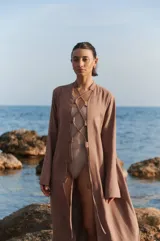 Túnica larga color chocolate confeccionada en lino y rayón, con bordado a tono en el delantero y lazos ajustables. Presenta tajos laterales.