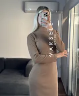 Vestido midi marrón de morley grueso, corte ajustado, cuello alto y mangas largas.