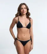Top de bikini triangular negro con textura fruncida y pespuntes blancos en contraste. Tirantes finos y cierre trasero con lazo.