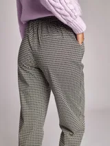 Pantalón de viscosa con estampado geométrico, tiro medio, cintura elástica ajustable con cordones, dos bolsillos delanteros y falsos bolsillos de vivo en espalda.