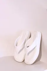 Sandalias negras de cuero sintético con plataforma y diseño minimalista.