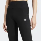 Calza acampanada negra de tejido de canalé con cintura elástica y logo Adidas bordado en blanco.