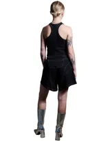Short de jean negro con costuras decorativas blancas.