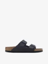 Sandalias Birkenstock modelo Arizona, color negro, con dos correas ajustables con hebillas metálicas.