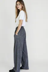 Pantalón negro de corte recto y tiro alto, con cintura elástica y cordón ajustable.