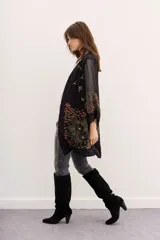 Kimono holgado negro de gasa bordado con motivos florales y de aves.