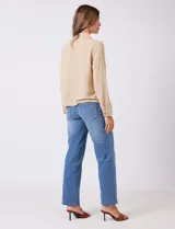 Camisa de crepe color fucsia, con cuello solapa, cierre frontal de botones y dos bolsillos aplicados en el pecho.