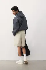 Short color crema de lona de algodón suave, con cintura elástica con cordón para ajustar, bolsillos al bies y un bolsillo insertado atrás. Corte estándar.