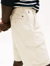 Bermuda cargo Tommy Hilfiger de color beige, con corte amplio, pierna recta y múltiples bolsillos. Confeccionada en sarga de algodón elástico. Logo de Tommy Hilfiger bordado en la parte trasera.