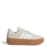 Championes urbanos Adidas VL Court Bold, color crema con detalles en blanco y suela marrón.