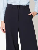 Pantalón de poplin 4way color azul marino, de corte wide leg, con lazo y elástico en la cintura, hebillas de enganche personalizados, presillas en la cintura, cierre a tono, gancho pantalonero, botón interno teñido a tono de tela, aberturas laterales inferiores, bolsillos laterales y bolsillos ojales en espalda.