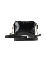Bandolera rectangular color peltre, con textura granulada y logo metálico de la marca en el frente. Tiene correa larga de cuero sintético y cadena metálica.