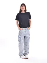 Remera negra de manga corta y cuello redondo, con corte holgado.