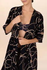 Kimono largo azul oscuro con estampado de cadenas doradas, mangas cortas y lazo ajustable en la cintura.