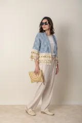 Chaqueta celeste con diseño a cuadros, sin forro, con apliques bordados en mangas y ruedo.