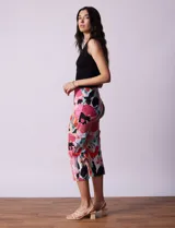 Pantalón capri de gabardina elastizada estampada, marca Zac & Rachel. Pretina ancha elastizada.