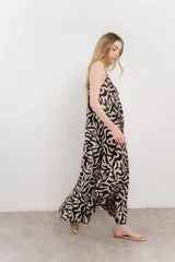 Maxi vestido de breteles finos con estampado abstracto tipo animal print en beige y negro.