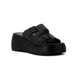 Zueco negro con plataforma, dos tiras anchas con hebillas ajustables y plantilla anatómica.