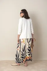 Blazer beige de algodón con solapa entera, bolsillos delanteros y frunce en las mangas 3/4.