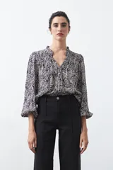 Jean wide leg negro de algodón con spandex, diseñado para una silueta amplia y fluida.