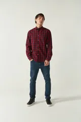 Camisa de manga larga a cuadros rojos y negros, de corte slim fit, con cuello abotonado y logo bordado en el pecho. Confeccionada en algodón.