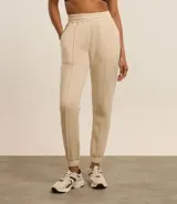 Pantalón deportivo color morado, de algodón y poliéster, con cintura elástica y bolsillos laterales.