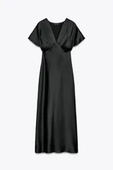 Vestido midi negro satinado con escote pico, pliegues en el busto y mangas cortas. Cintura entallada y cierre lateral con cremallera oculta.