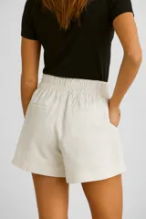 Short color crema de lino y viscosa, con bolsillos laterales y calce medio.