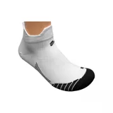 Medias tobilleras deportivas blancas con detalles en negro.