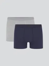 Kit de dos calzoncillos tipo bóxer, uno negro y uno blanco, con cintura elástica lisa.