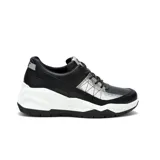 Zapatillas urbanas negras con detalles plateados y suela chunky blanca.