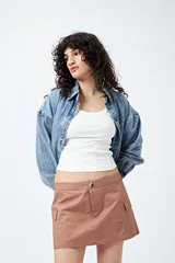 Minifalda color ladrillo, estilo cargo, de tiro bajo y corte recto.