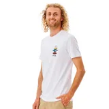 Remera blanca de algodón con cuello redondo y manga corta. Estampado pequeño en el pecho con el logo de Rip Curl y un diseño de sol, olas y montañas.