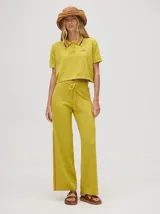 Pantalón de algodón negro, corte holgado y pierna ancha con pretina elástica. Presenta rayas bicolor al costado en blanco y celeste. Calce de tiro alto.